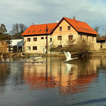 Usedlost Nouzov - Zámecký Apartmán Na Samotě Apartmán Zasmuky